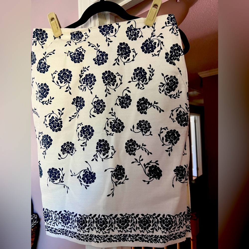 LOFT Pencil Skirt NWT Size 6 White with blue flowers